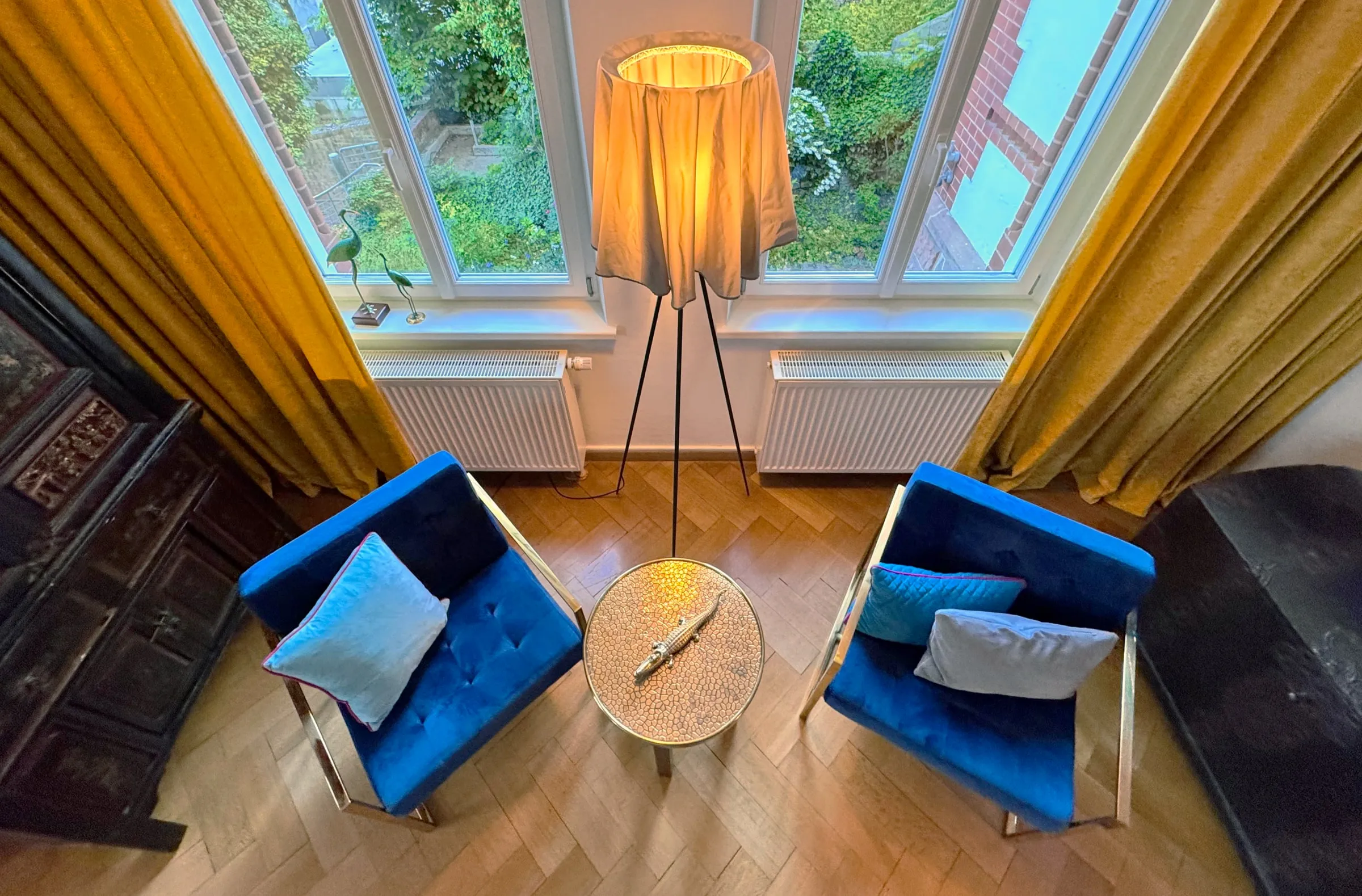 Sitzecke Apartment 1 mit Blick auf die historischen Fenster